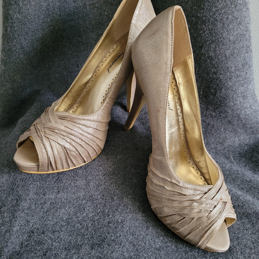 peep toe pumps